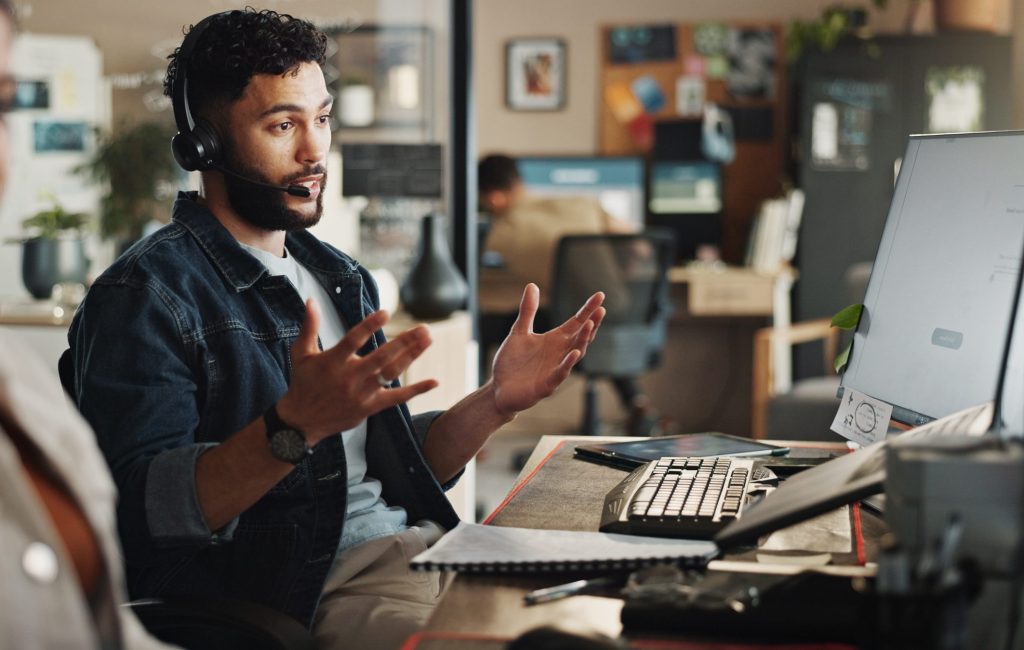 Employé de centre d'appel lors d'une conversation client