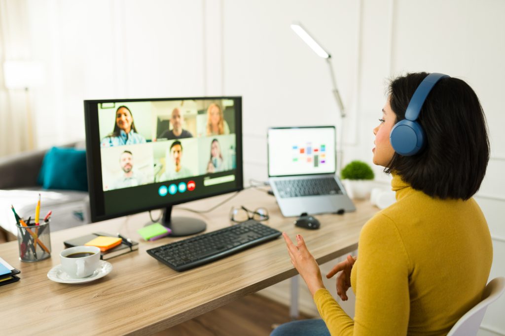 Vidéoconférences professionnelles à distance avec des collègues dans le cadre d'une journée de télétravail